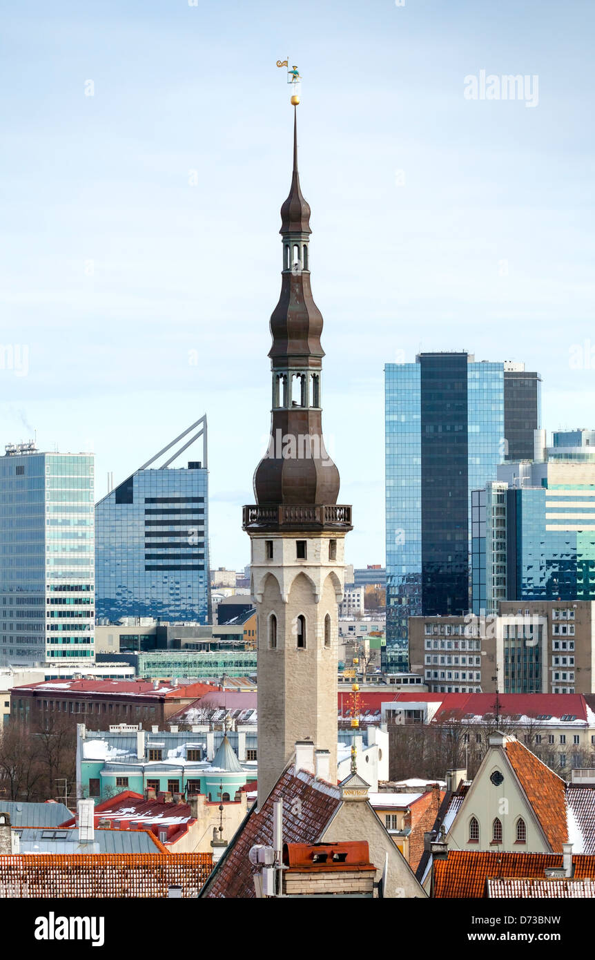 Paesaggio urbano verticale di Tallinn, Estonia. Antichi e moderni edifici Foto Stock