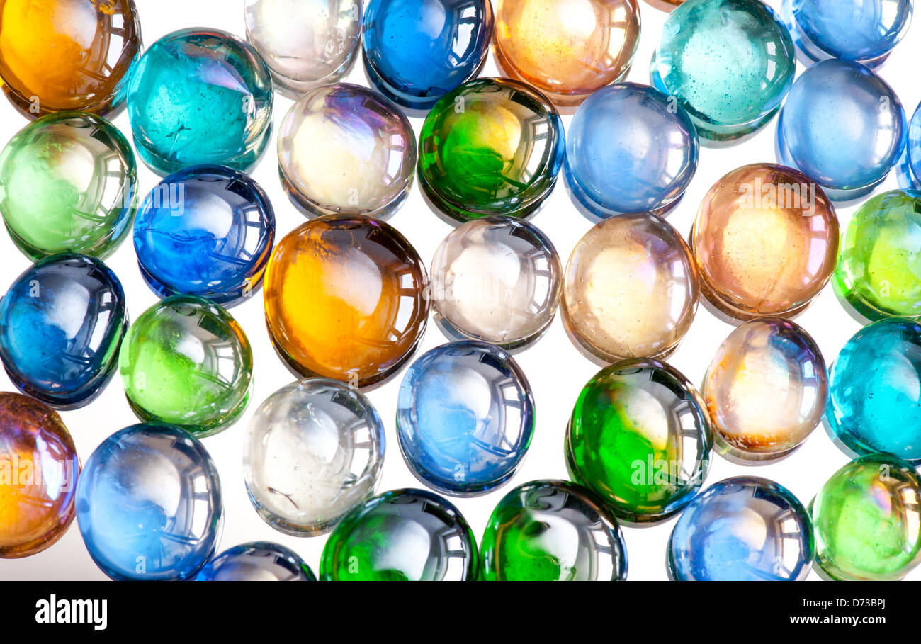 Multicolore di sfere di vetro o marmi mix su bianco Foto Stock