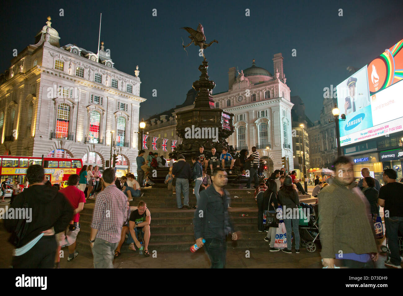 Londra, grande √ übritannien, Piccadilly Circus, davanti a Shaftesbury Memorial Fountain Foto Stock
