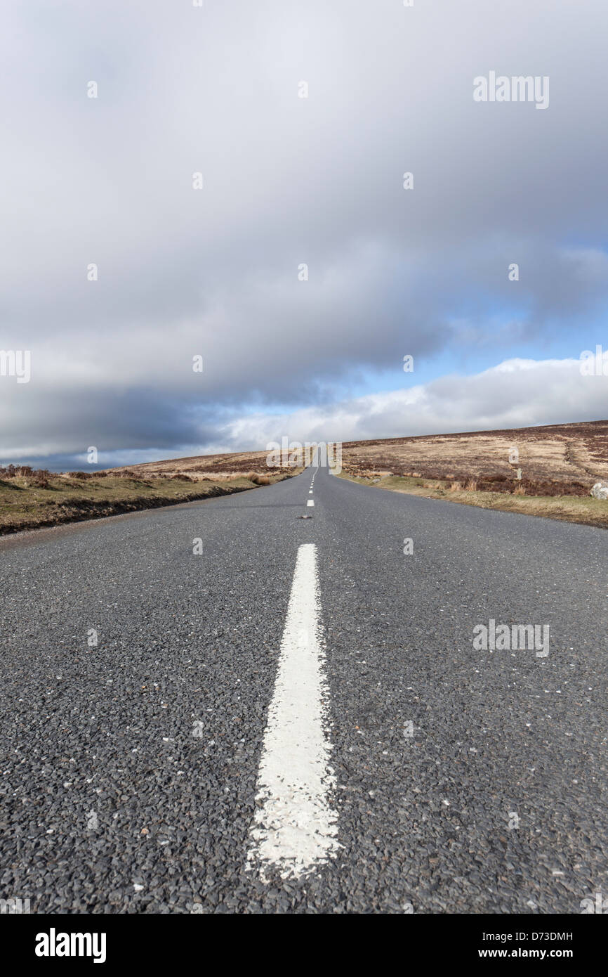 Svuotare moorland road, Dartmoor Devon England, Regno Unito Foto Stock