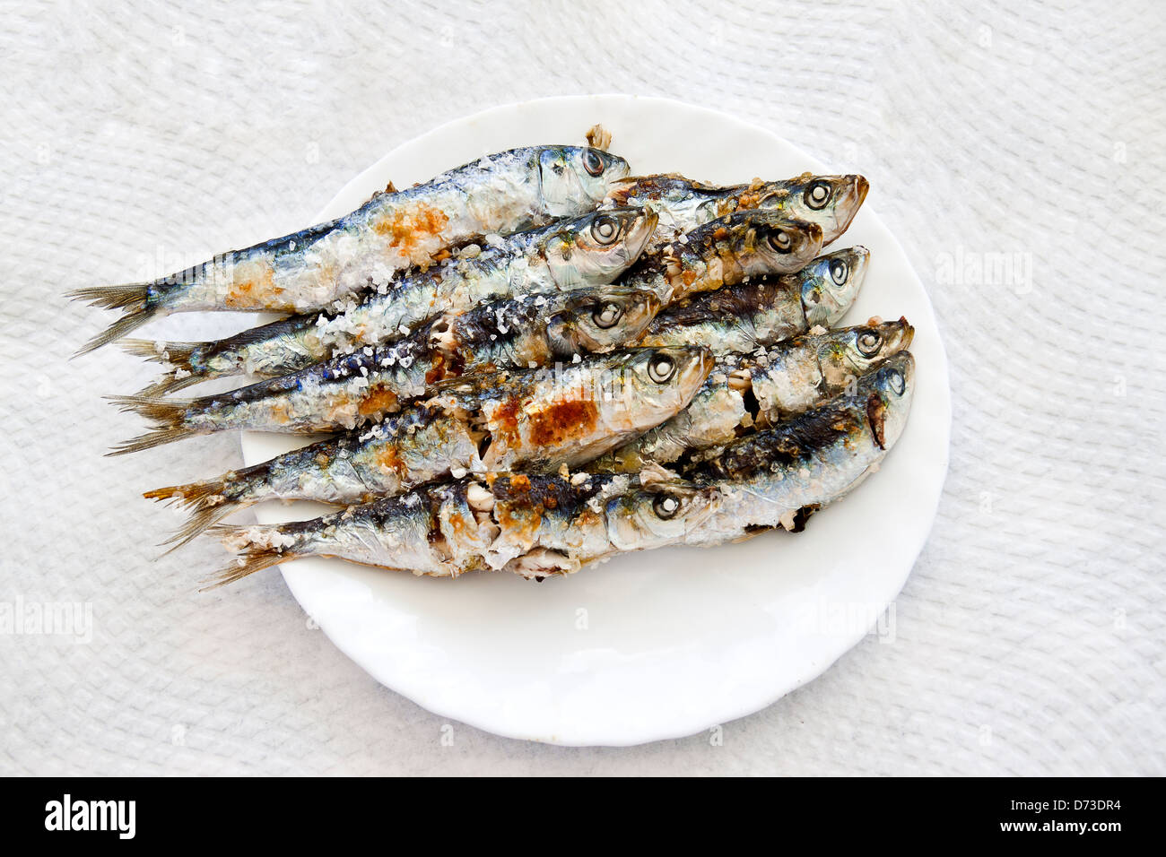 Sardine alla griglia su un bastone. Foto Stock