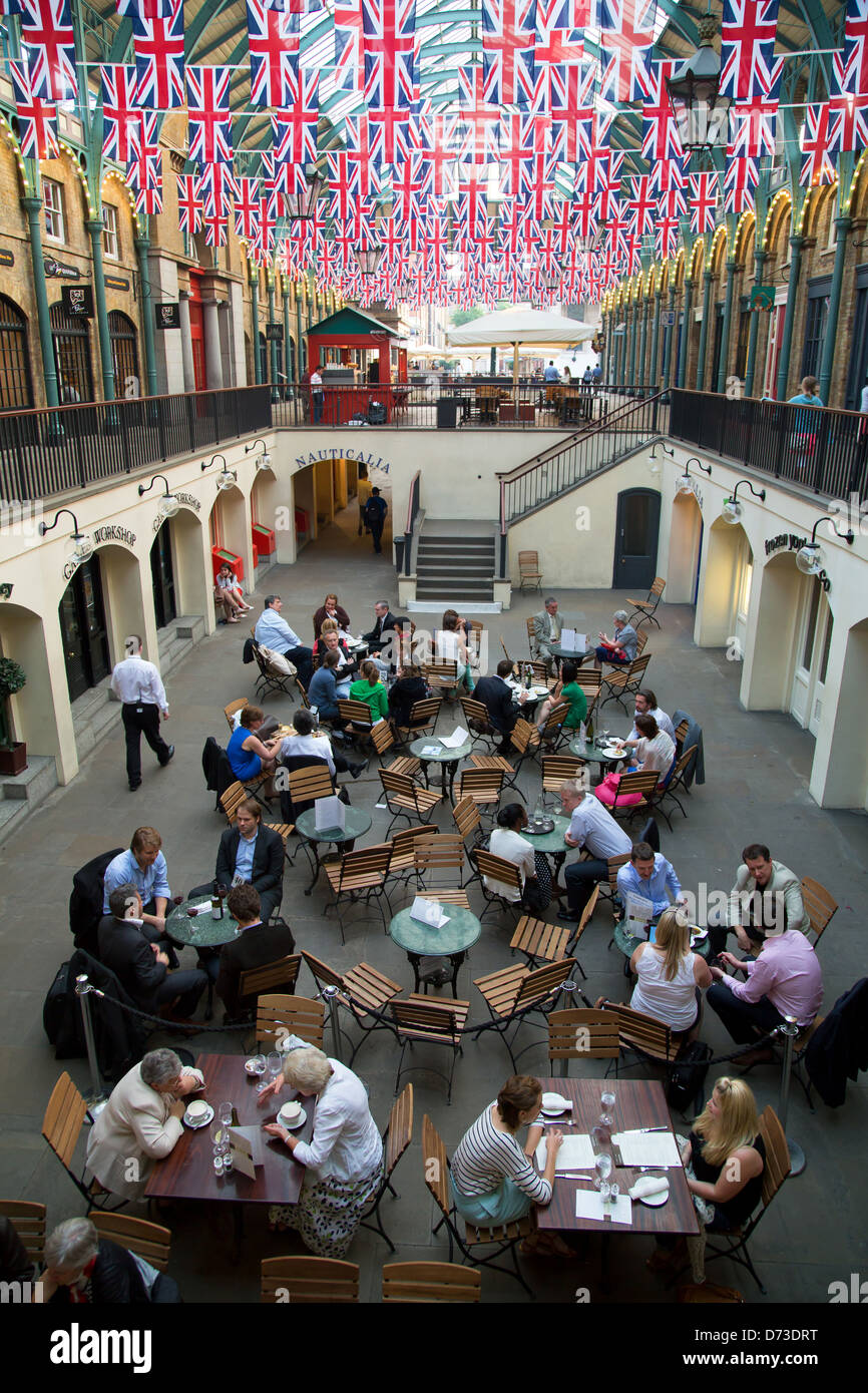Londra, Regno Unito, catering per il mercato sale del mercato di Covent Garden Foto Stock