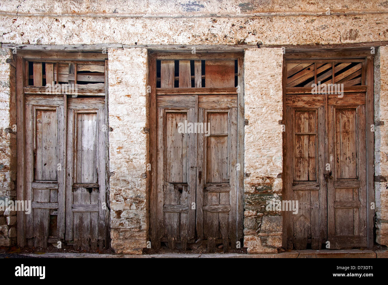 Tre sgangherate vecchie porte affiancate (Grecia) Foto Stock