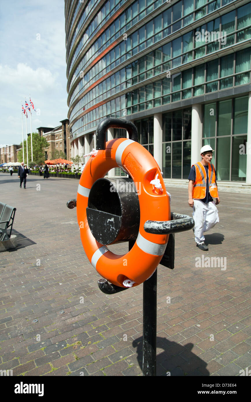 Londra, Regno Unito, salvagente e Buerohaus a West India Quay Foto Stock