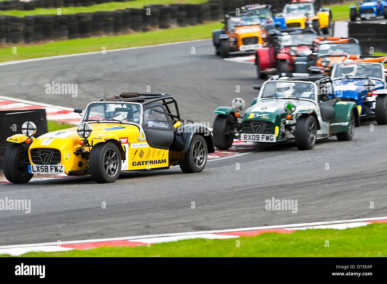 Caterham Roadsport Racing Cars competere ad Oulton Park Motor Racing circuito Cheshire England Regno Unito Regno Unito Foto Stock