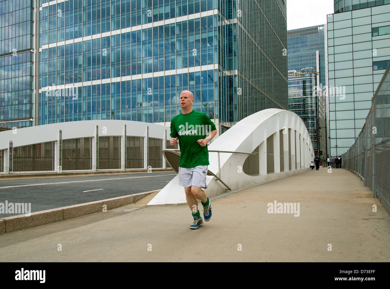Londra, Regno Unito, un pareggiatore su una passerella pedonale nel quartiere finanziario Foto Stock