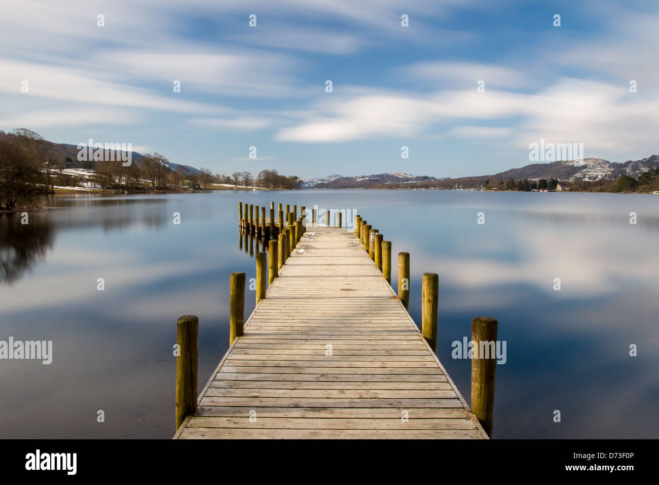 Vista da una Lake District pier, molo o boardwalk - Coniston Foto Stock