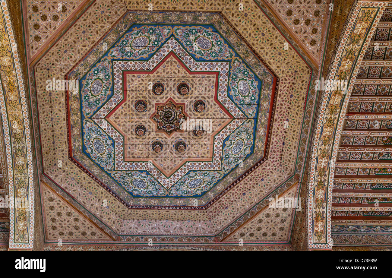 Marrakech - Palazzo della Bahia. Dipinto a cassettoni di legno di cedro e il soffitto a travi. Foto Stock