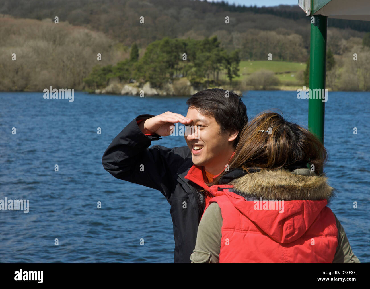 Giovani asiatici giovane passeggero sul sistema di cottura a vapore sul Lago di Windermere, Parco Nazionale del Distretto dei Laghi, Cumbria, England Regno Unito Foto Stock
