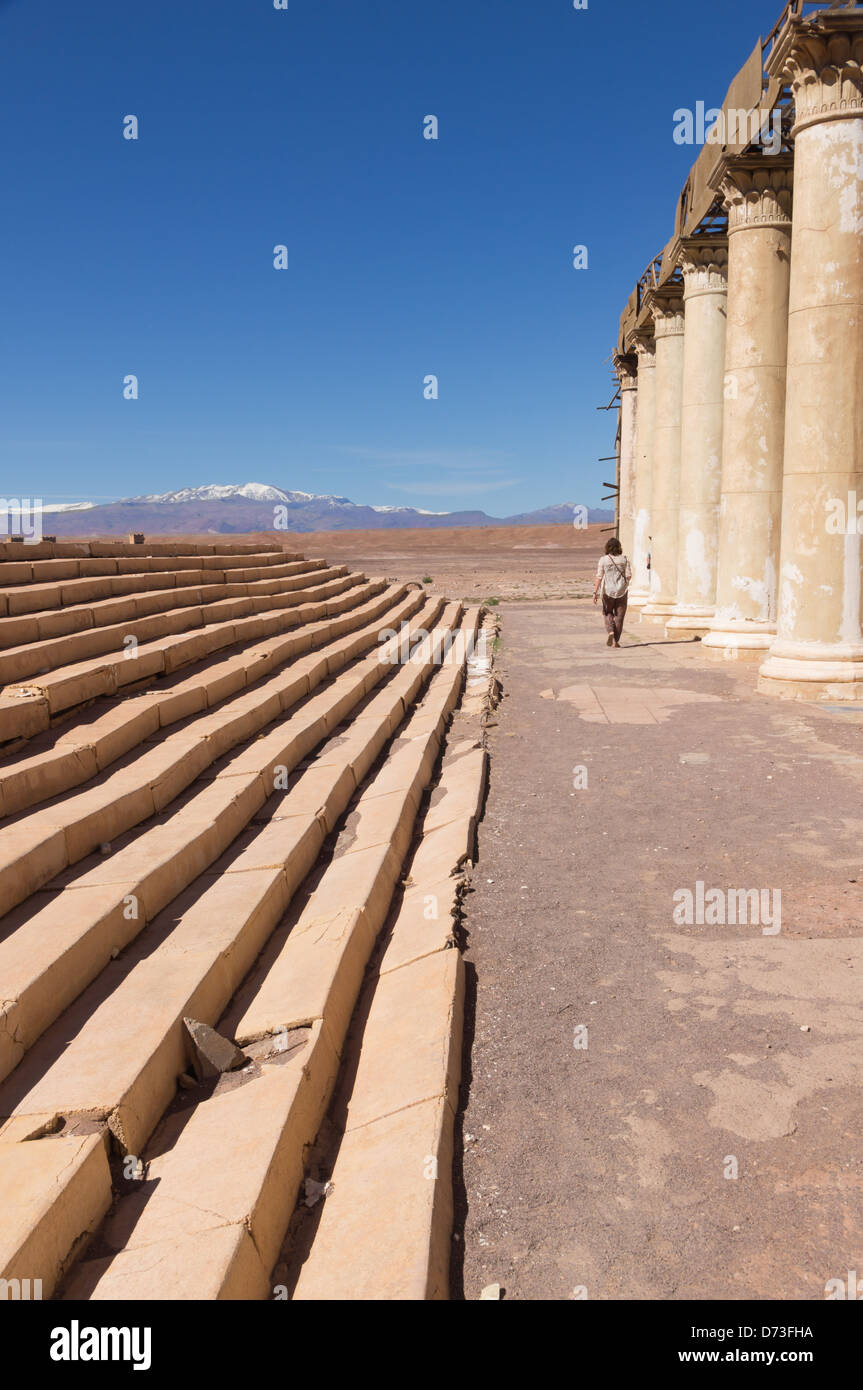 Atlas studios cinematografici, Ouarzazarte, Marocco - deserto della produzione cinematografica set. Subsidenza crepe intonaco e fasi della scheda. Foto Stock