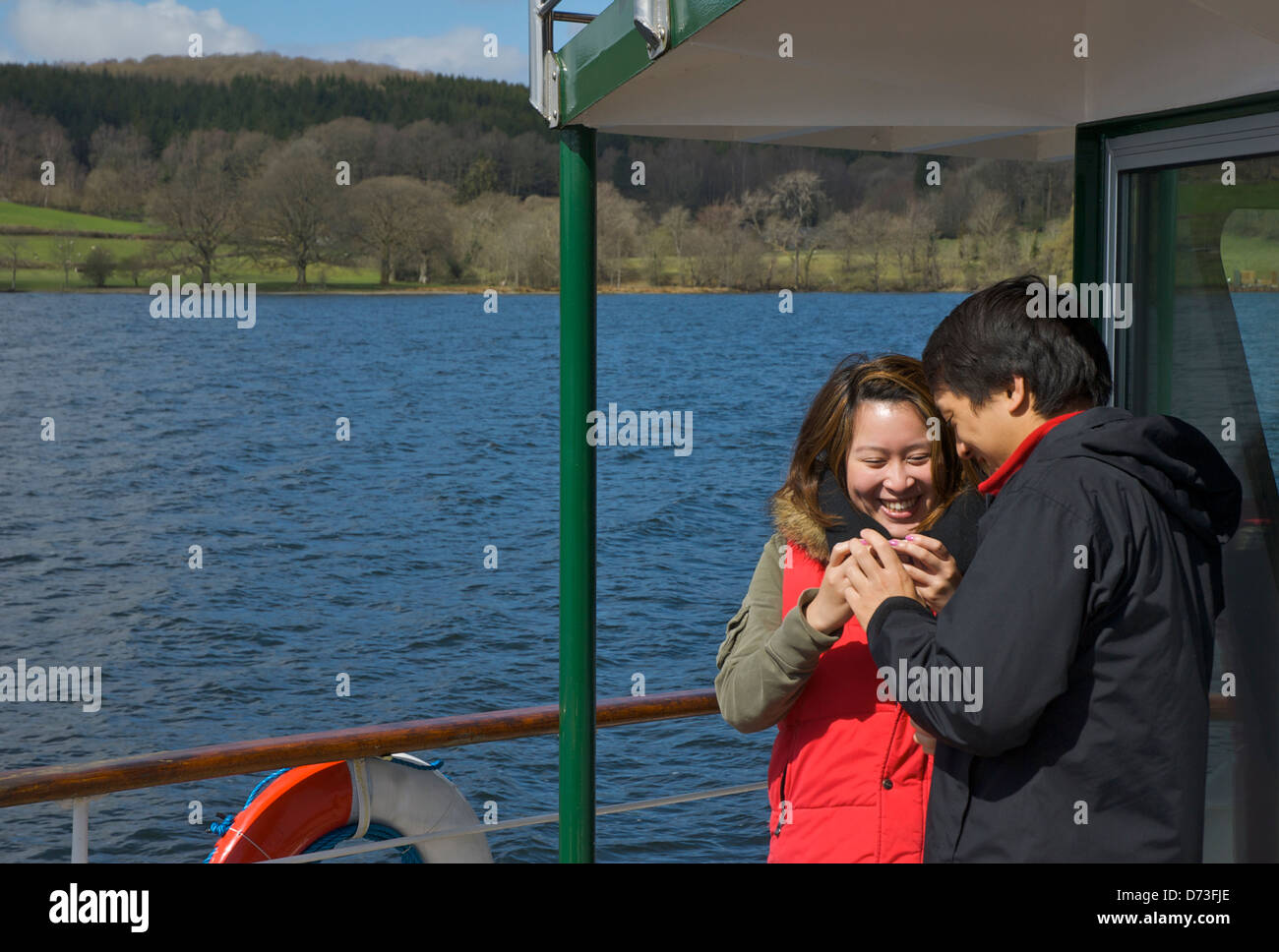 Giovani asiatici giovane passeggero sul sistema di cottura a vapore sul Lago di Windermere, Parco Nazionale del Distretto dei Laghi, Cumbria, England Regno Unito Foto Stock