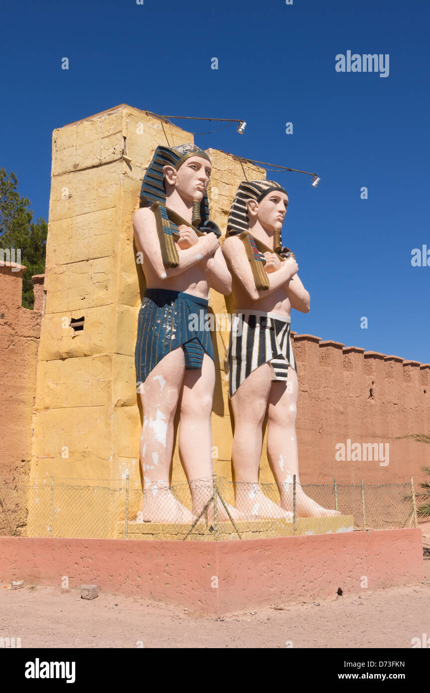 Atlas studios cinematografici, Ouarzazarte, Marocco - deserto della produzione cinematografica set. Ingresso statue. Foto Stock