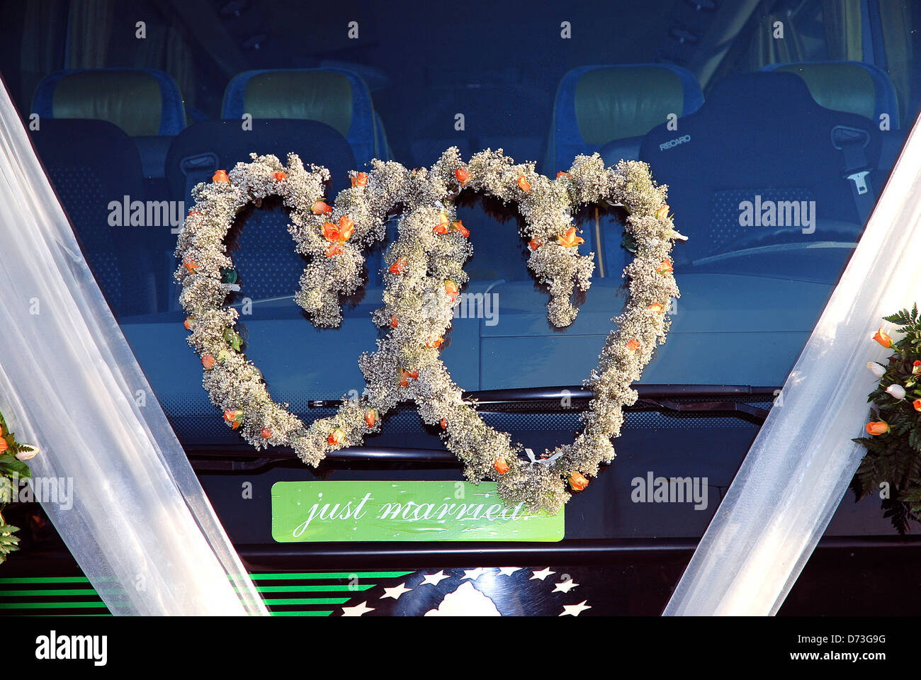 Decorazioni per matrimoni sul parabrezza di un bus Foto Stock