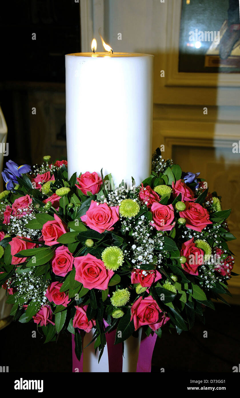 Candela di nozze con decorazioni floreali Foto Stock