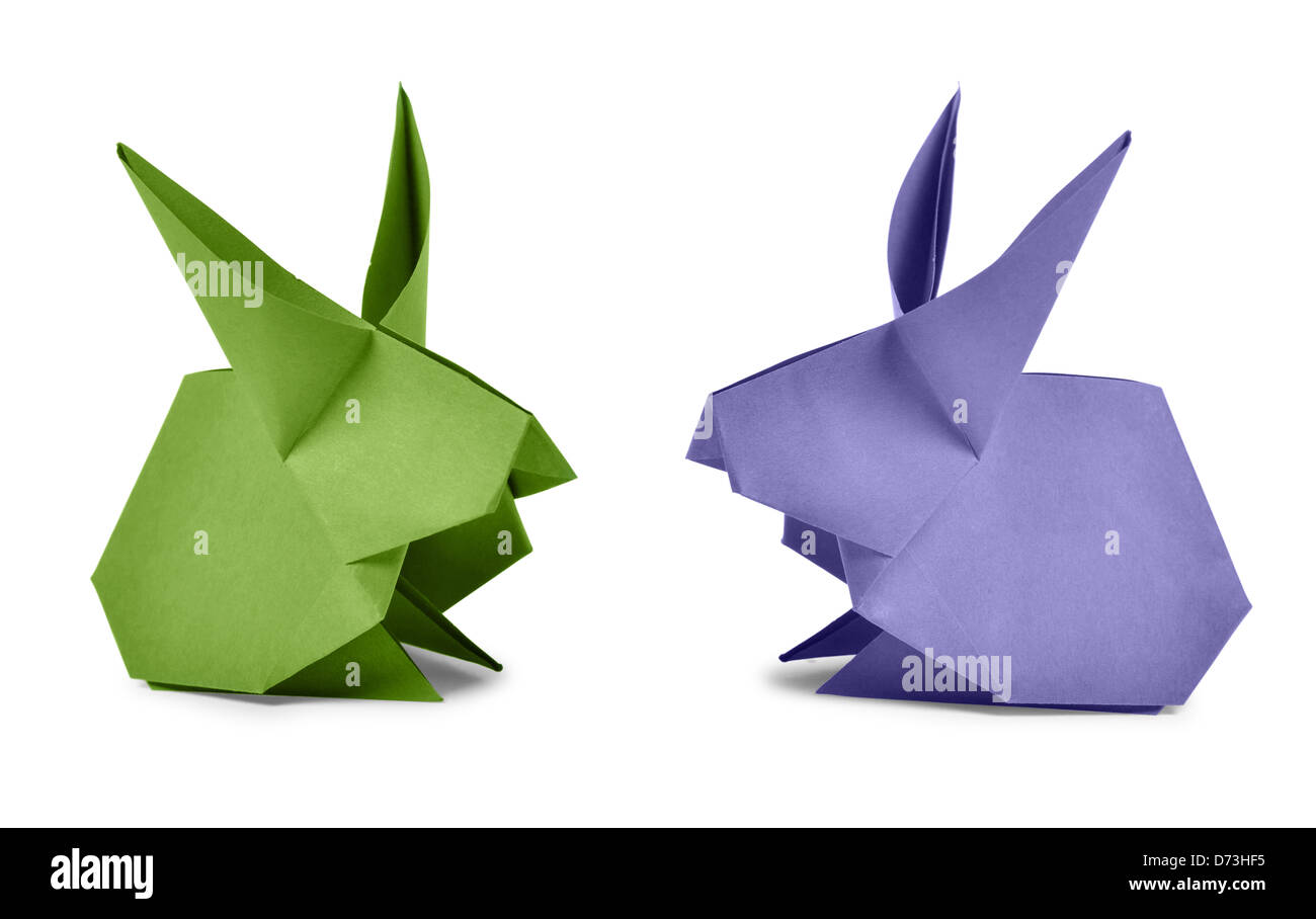 Origami. Conigli di carta isolato su sfondo bianco Foto Stock