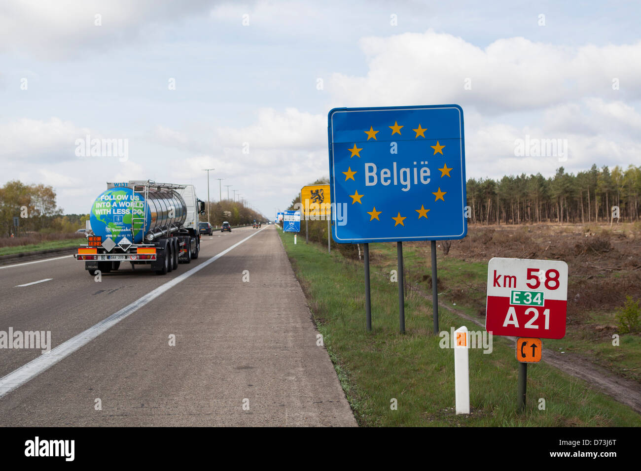 Il traffico transfrontaliero Paesi Bassi Belgio a Postel all'A67 autostrada o E34 Foto Stock