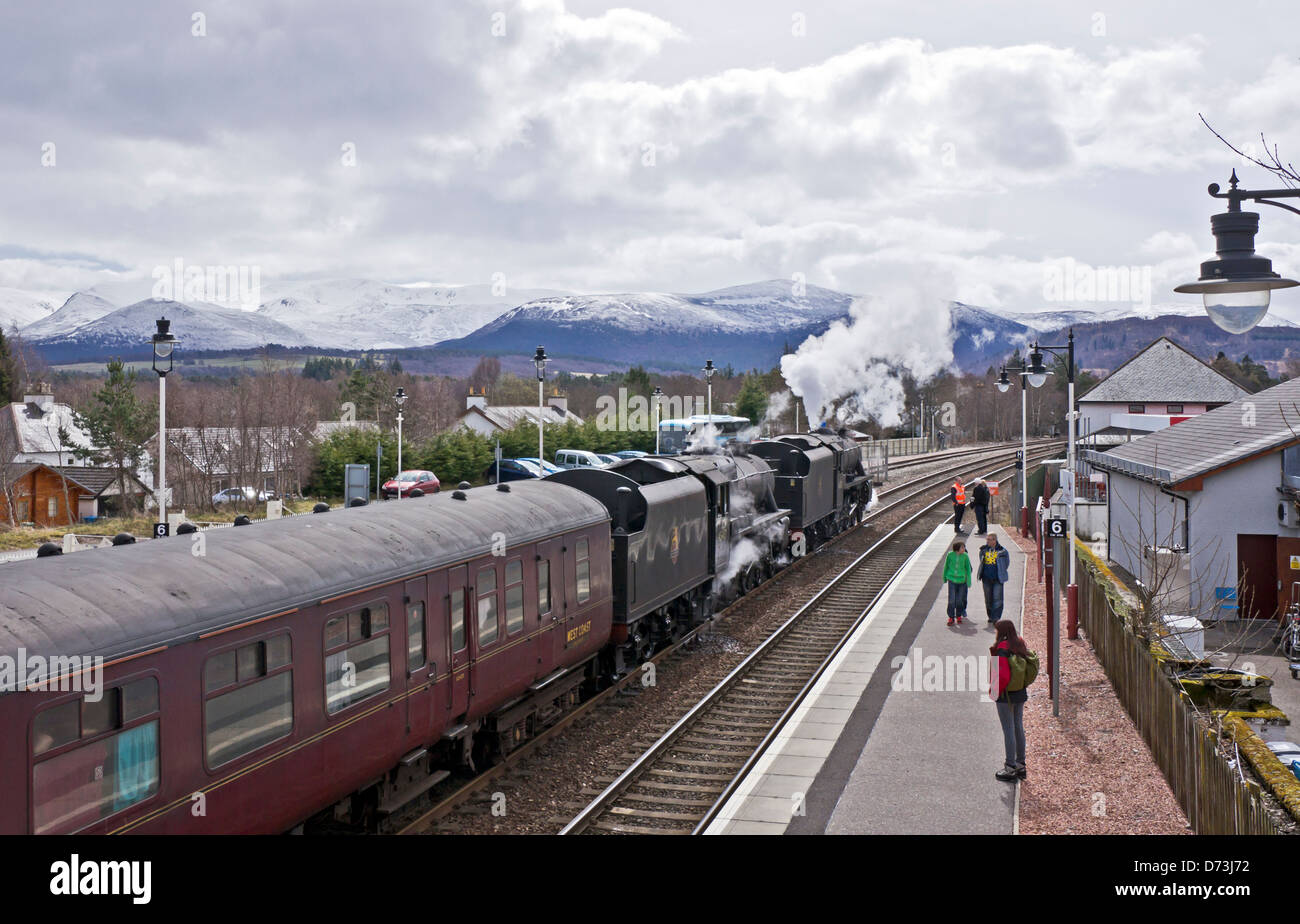 Due nero cinque motori a vapore capi la Gran Bretagna vi tour sud da Inverness a Edimburgo attraverso Aviemore in Scozia Foto Stock