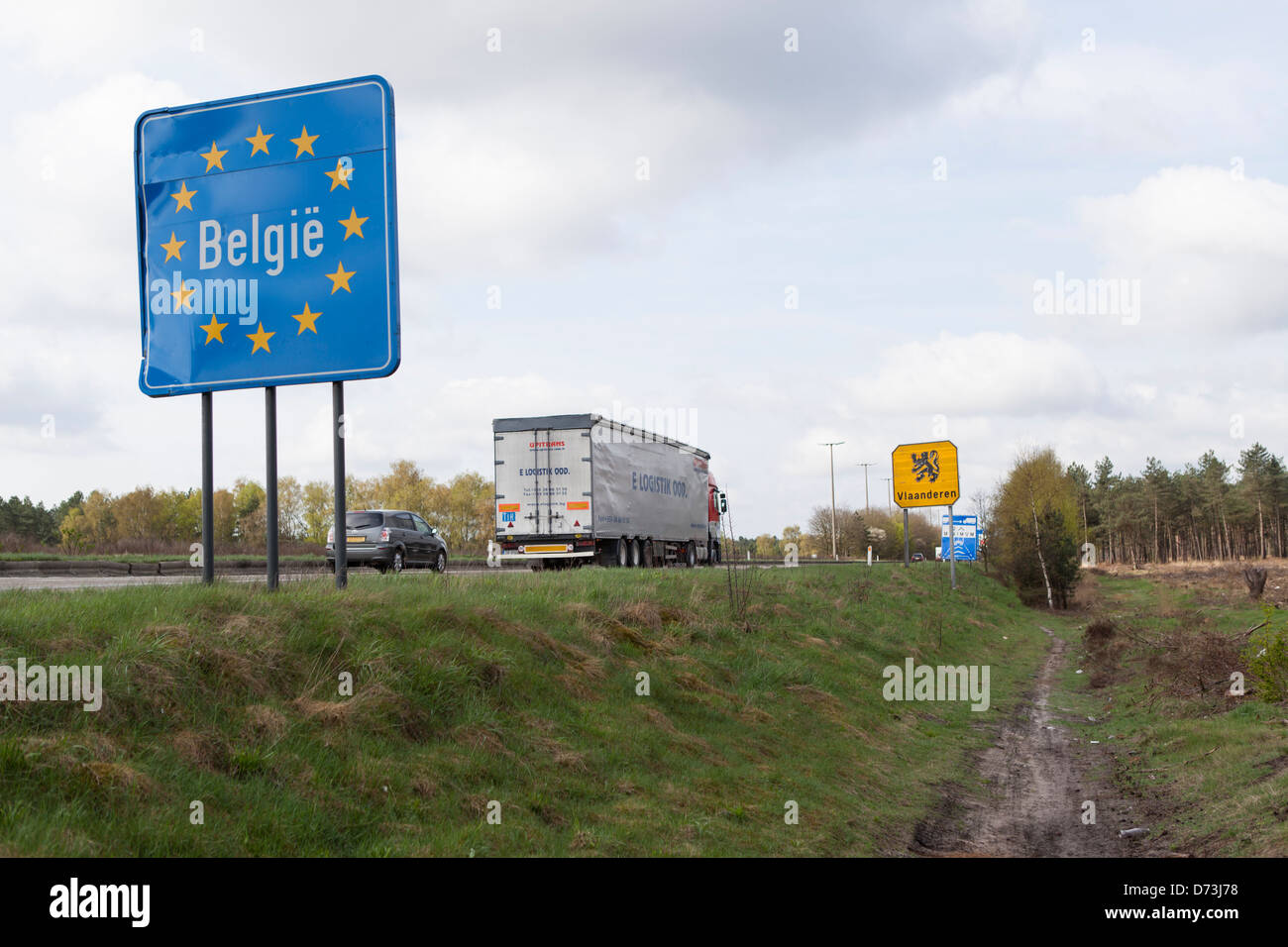Il traffico transfrontaliero Paesi Bassi Belgio a Postel all'A67 autostrada o E34 Foto Stock