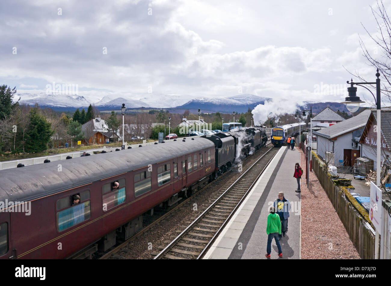 Due nero cinque motori a vapore capi la Gran Bretagna vi tour sud da Inverness a Edimburgo attraverso Aviemore in Scozia Foto Stock