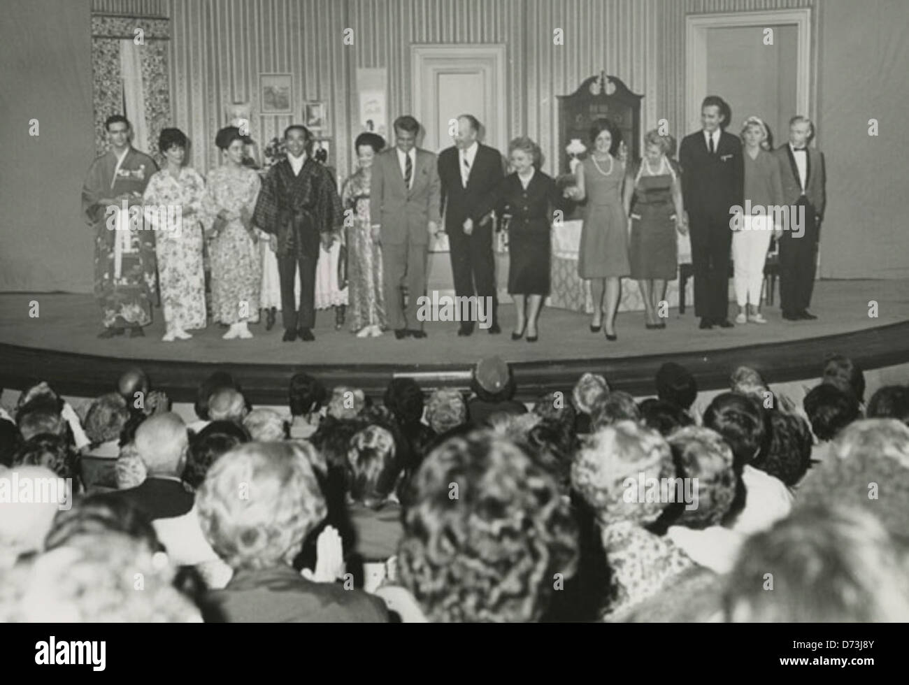 Molly Picon, una rinomata attrice teatrale yiddish, è ritratta durante il suo tour nella commedia "A Majority of One" dal 1964 al 1965. La produzione fu significativa per la sua rappresentazione di temi e umorismo ebraici. Foto Stock