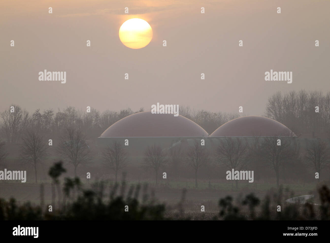 Dollerup, Germania, tramonto su un impianto di produzione di biogas Foto Stock