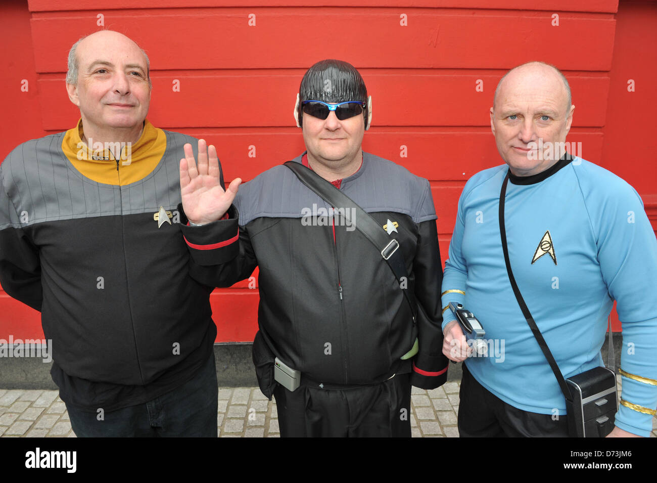 Cosplay cosplayers vestirsi Stratford, Londra, Regno Unito. Il 28 aprile 2013. Tre persone in Star Trek costumi alla sfilata in costume. La fantascienza-Londra sfilata in costume apre la dodicesima edizione del Festival Internazionale della fantascienza e fantastico film tenutasi a Stratford Picture House nella zona est di Londra. Alamy Live News Foto Stock