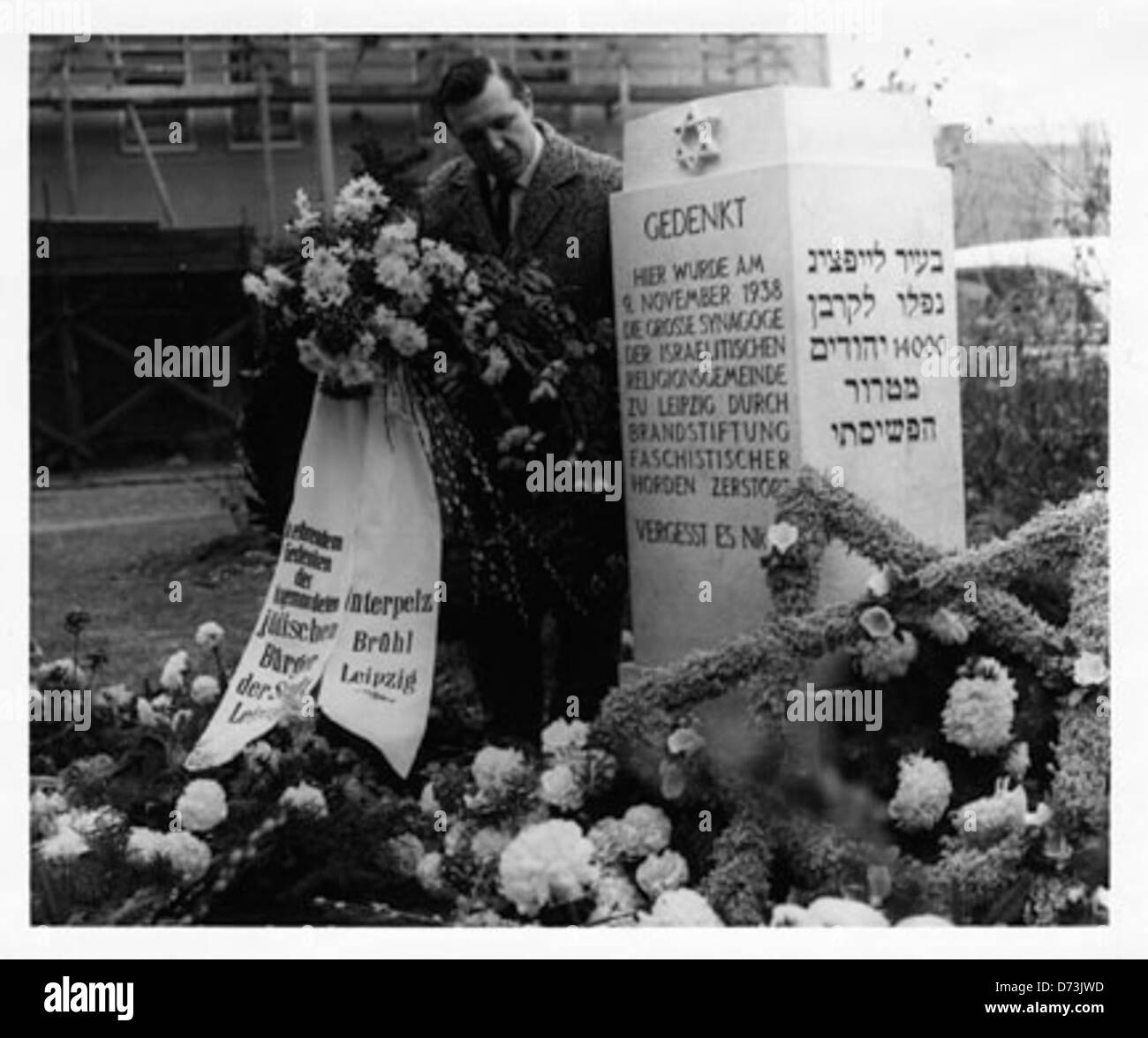 L uomo non identificato presso il monumento per la sinagoga distrutta; Leipzig Foto Stock