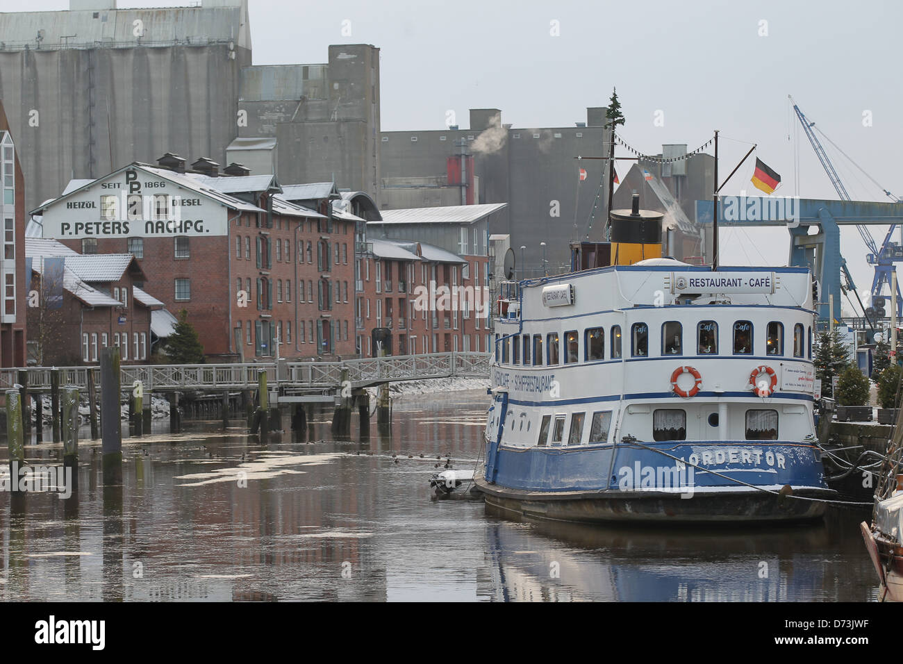 Husum, Germania, il ristorante nave MS Nordertor a Husum porto in inverno Foto Stock