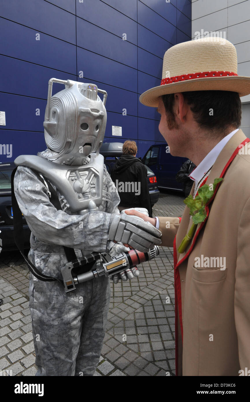 Cosplay cosplayers vestirsi Stratford, Londra, Regno Unito. Il 28 aprile 2013. Medico che stringe la mano con un Cyberman alla sfilata in costume. La fantascienza-Londra sfilata in costume apre la dodicesima edizione del Festival Internazionale della fantascienza e fantastico film tenutasi a Stratford Picture House nella zona est di Londra. Alamy Live News Foto Stock