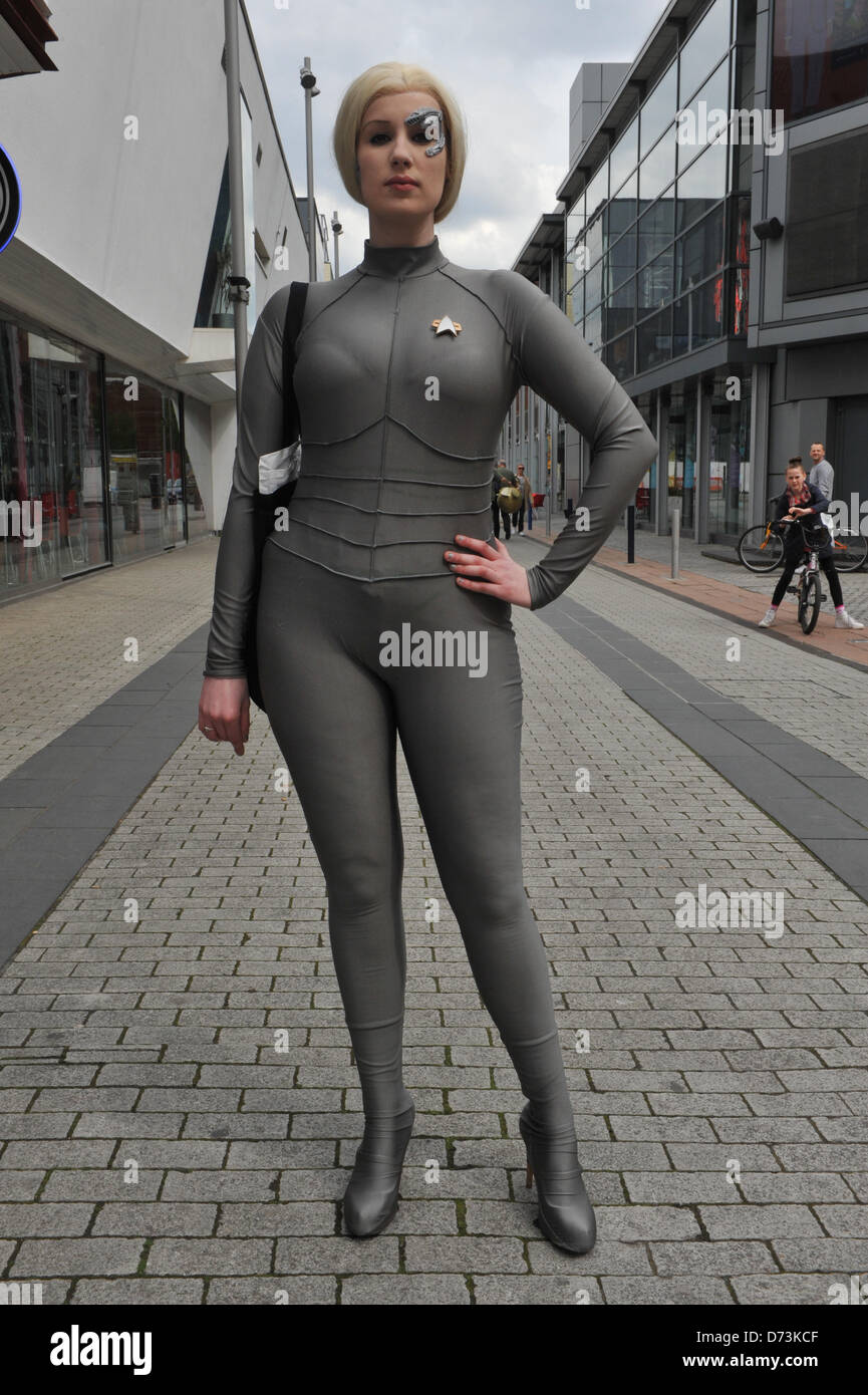 Cosplay cosplayers vestirsi Stratford, Londra, Regno Unito. Il 28 aprile 2013. Sette dei nove da Star Trek alla sfilata in costume. La fantascienza-Londra sfilata in costume apre la dodicesima edizione del Festival Internazionale della fantascienza e fantastico film tenutasi a Stratford Picture House nella zona est di Londra. Alamy Live News Foto Stock