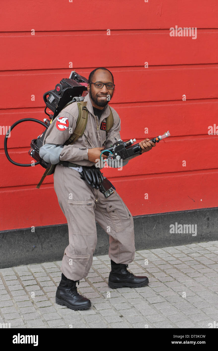 Cosplay cosplayers vestirsi Stratford, Londra, Regno Unito. Il 28 aprile  2013. Un uomo vestito come un personaggio da Ghostbusters alla sfilata in  costume. La fantascienza-Londra sfilata in costume apre la dodicesima  edizione