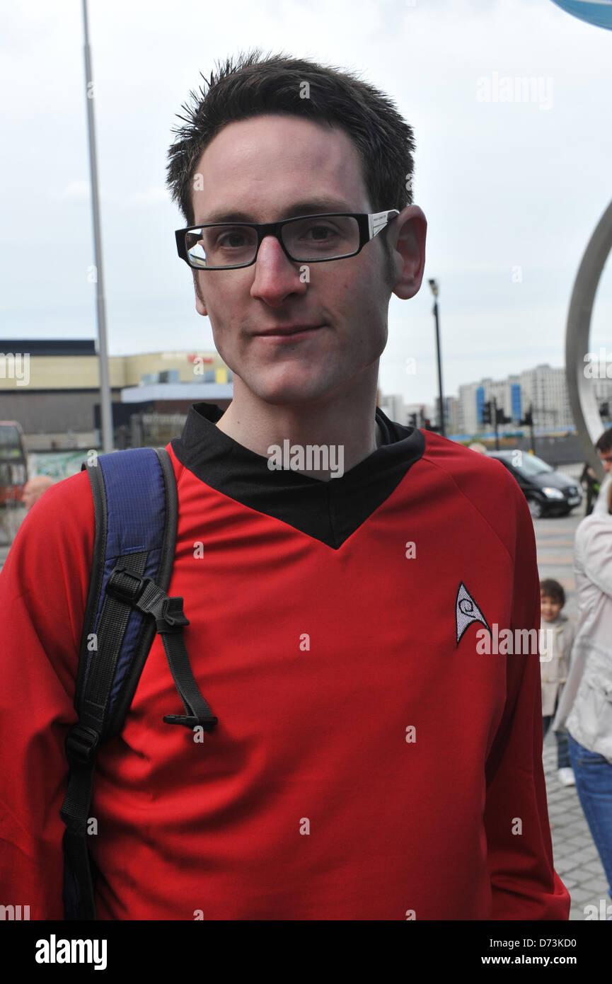 Cosplay cosplayers vestirsi Stratford, Londra, Regno Unito. Il 28 aprile 2013. Un uomo vestito come un personaggio di Star Trek alla sfilata in costume. La fantascienza-Londra sfilata in costume apre la dodicesima edizione del Festival Internazionale della fantascienza e fantastico film tenutasi a Stratford Picture House nella zona est di Londra. Alamy Live News Foto Stock
