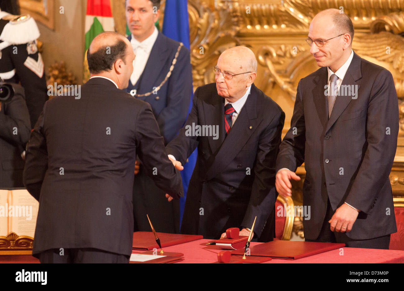 Italian vice primo ministro Angelino Alfano scuote le mani con il presidente "Giorgio Napolitano " e " Enrico Letta' Foto Stock