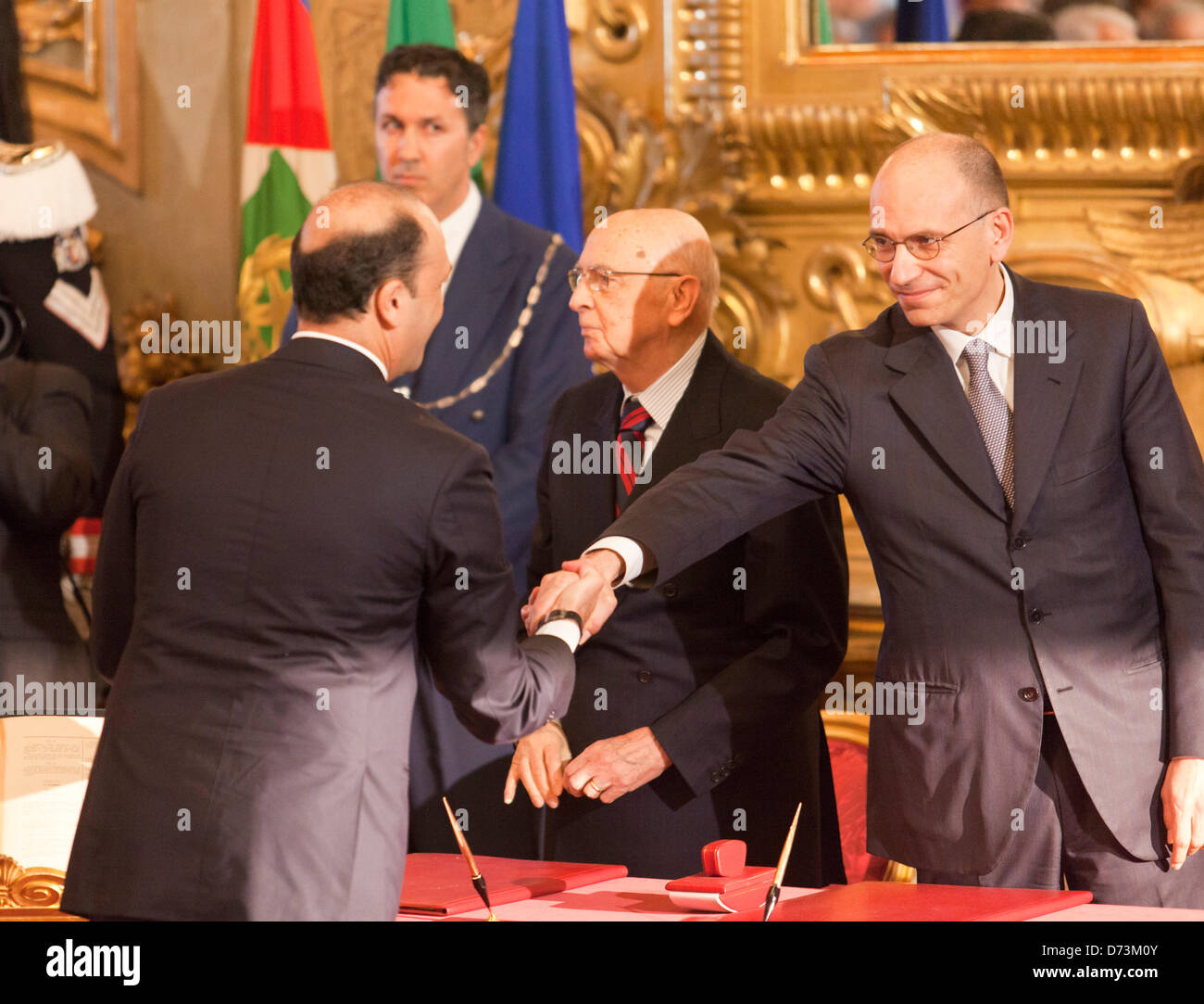 Il 28 aprile 2013, Roma, Italia. Il giuramento del nuovo governo italiano armadio. Angelino Alfano stringe la mano con il primo ministro Enrico Letta Foto Stock