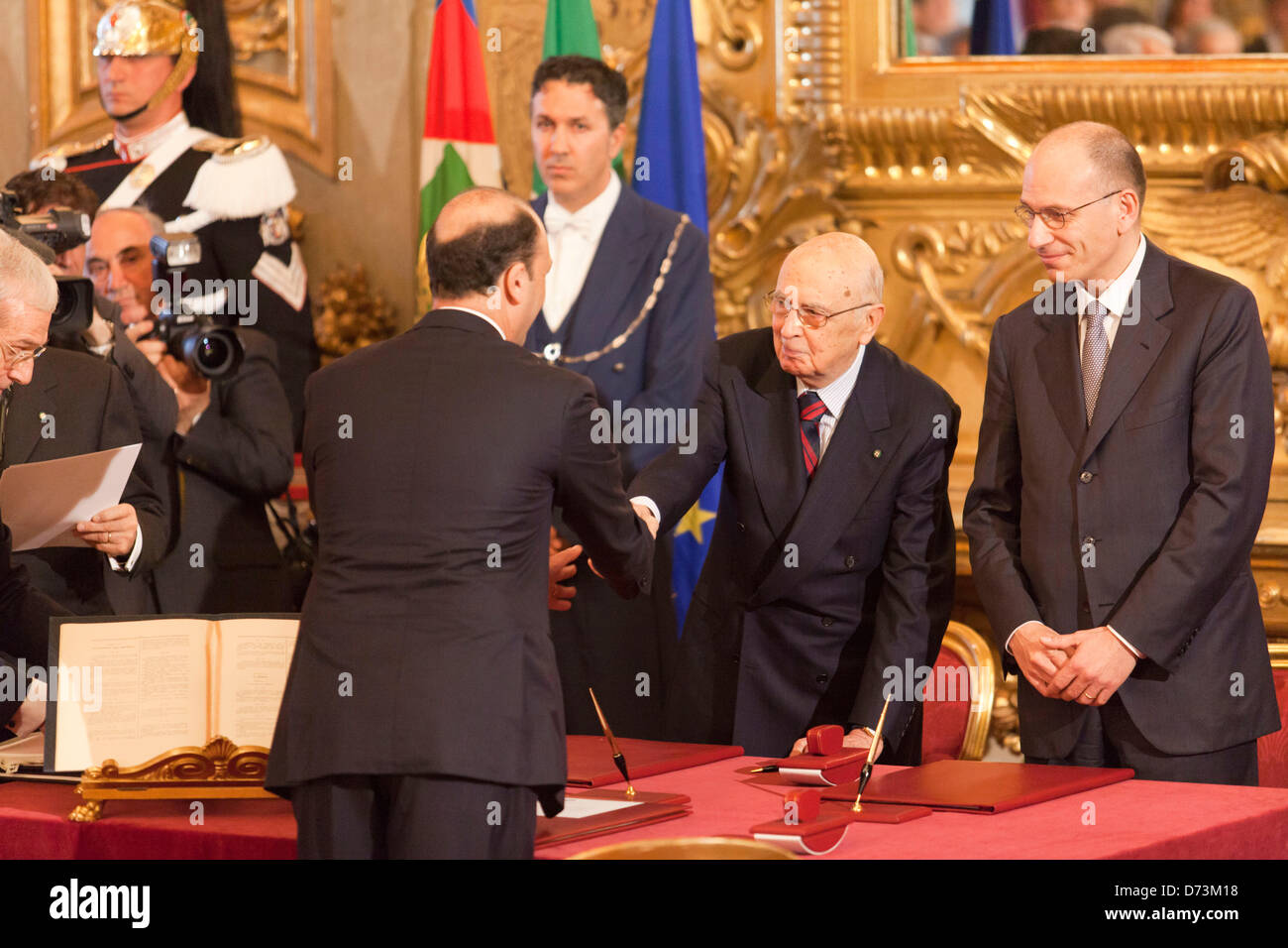 Italian vice primo ministro Angelino Alfano scuote le mani con il presidente "Giorgio Napolitano " e " Enrico Letta' Foto Stock