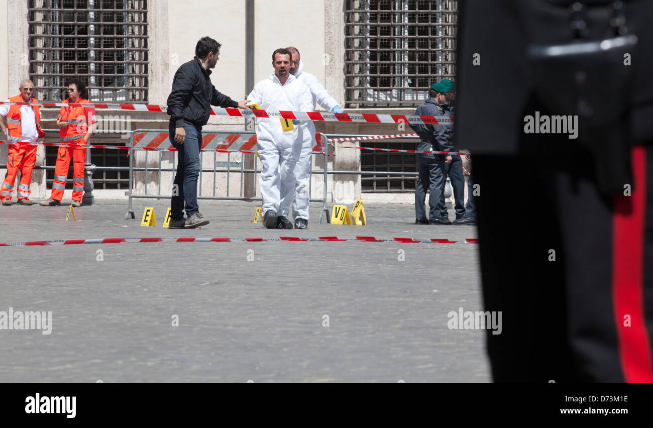 Il 28 aprile 2013, Roma, Italia. Nel corso della cerimonia di giuramento del nuovo governo del Primo Ministro Enrico Letta, poliziotti sono stati feriti in una sparatoria a Palazzo Chigi. Alamy Live News. Foto Stock