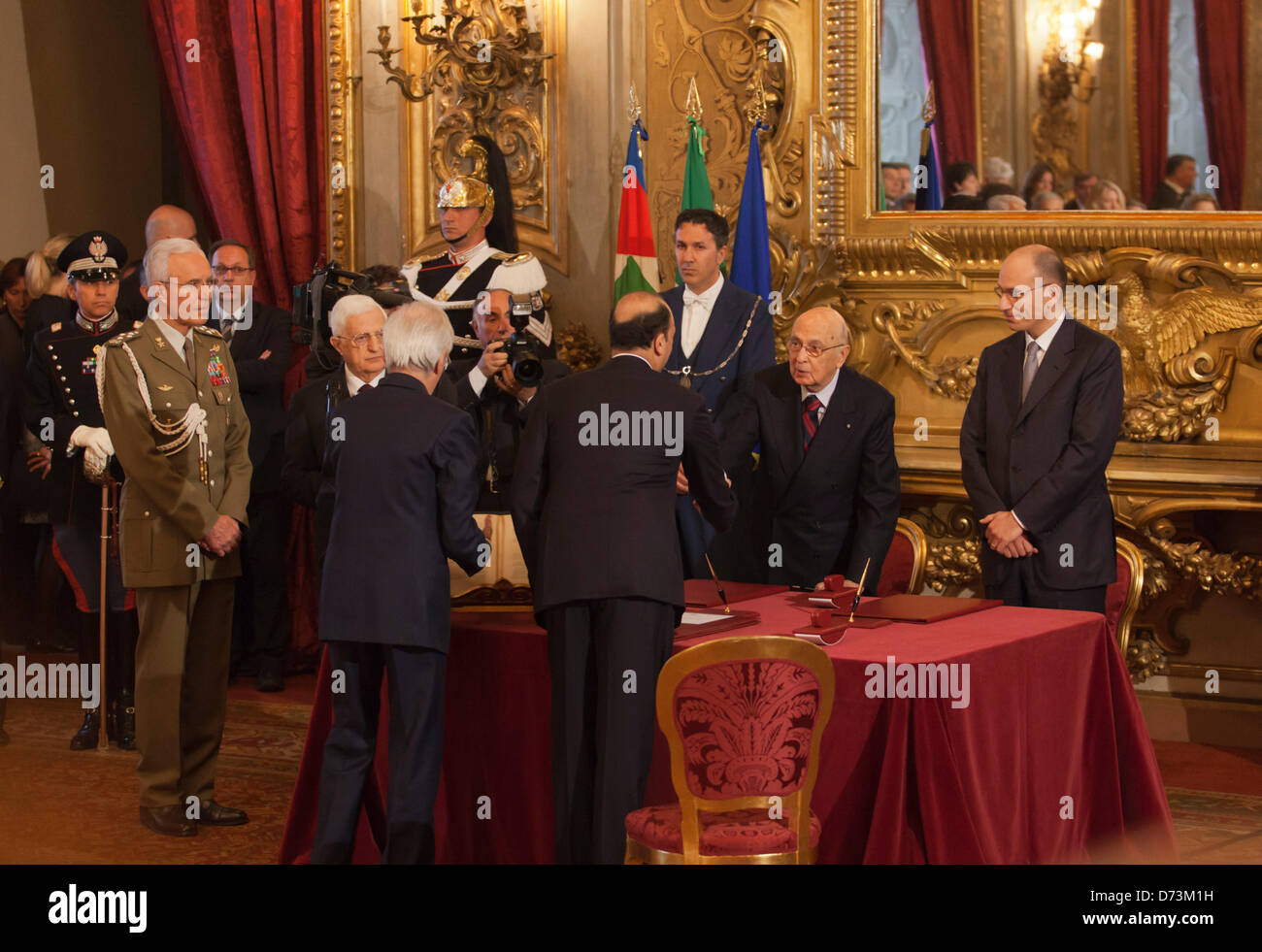 Il 28 aprile 2013, Roma, Italia. Giuramento del governo italiano armadio. Giorgio Napolitano scuote le mani con Angelino Alfano Foto Stock