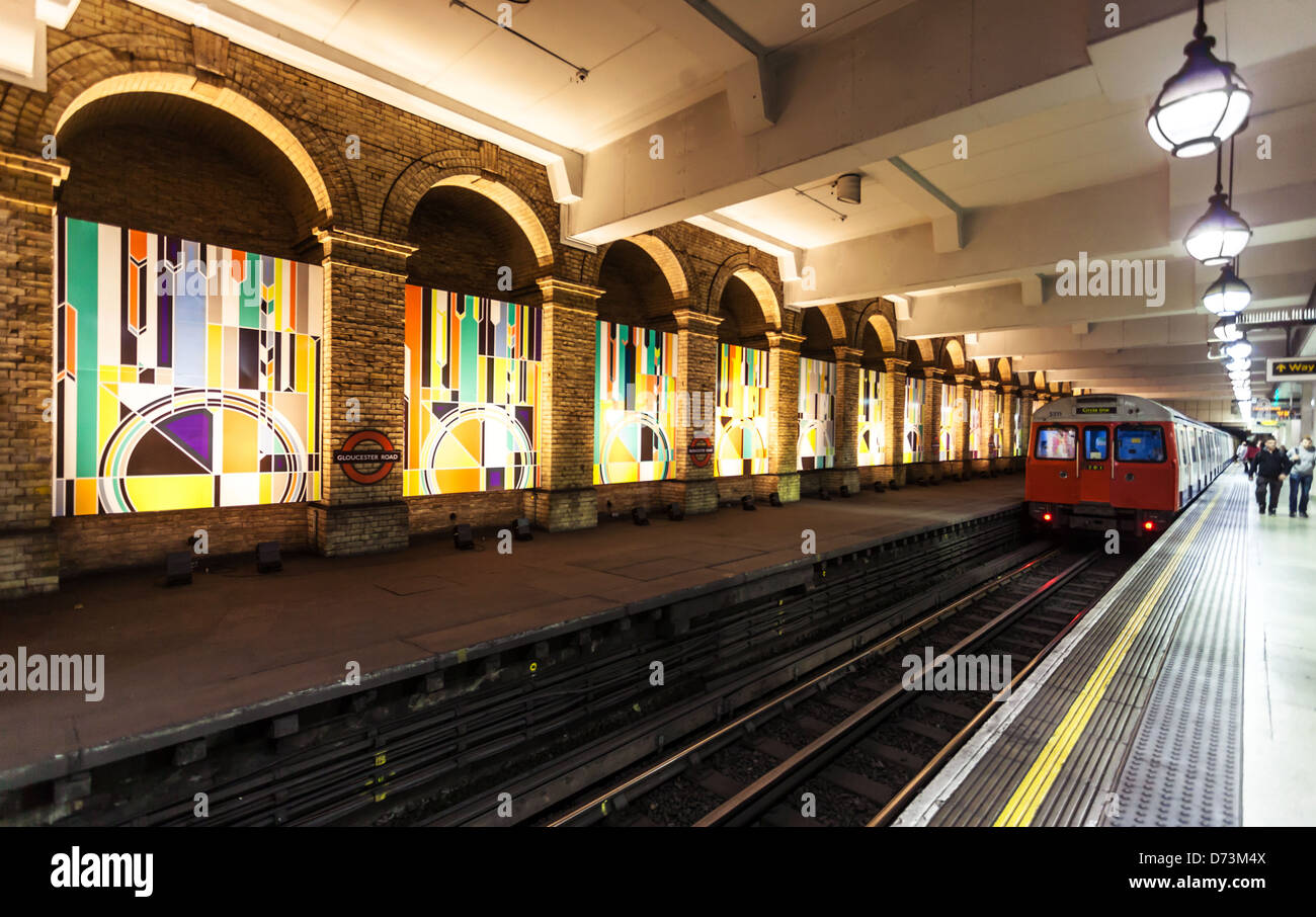 Gloucester la stazione della metropolitana di piattaforma, London, England, Regno Unito Foto Stock