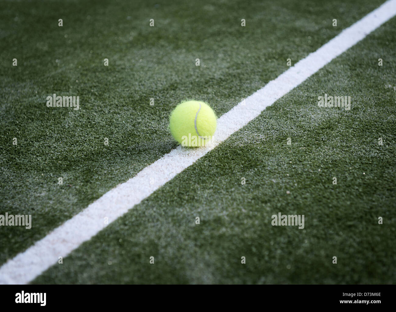 Palla da tennis su una linea. Foto Stock