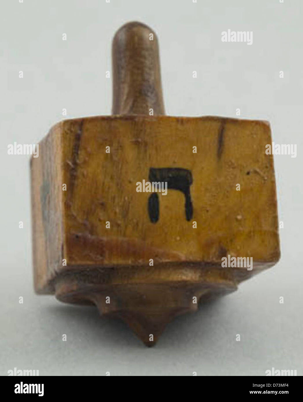 Una tradizionale cima di Hanukkah, parte delle usanze di festa ebraiche. Il top è spesso usato nel gioco di Dreidel, un'attività popolare durante l'Hanukkah. Questo oggetto è esposto al Yeshiva University Museum come parte della sua collezione Judaica. Foto Stock