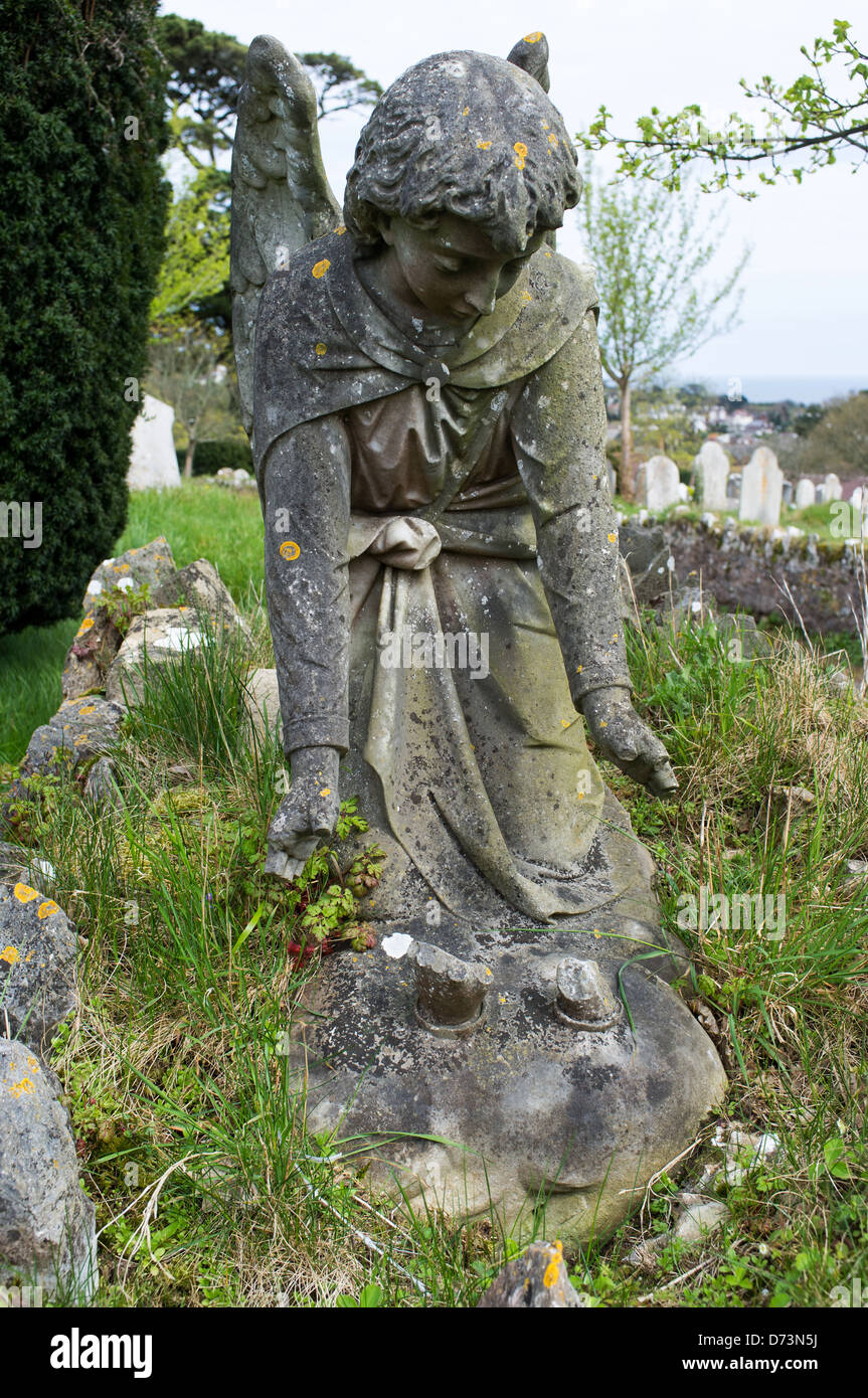 Teignmouth,Devon, Inghilterra. Aprile 2013. Una pietra scolpita la statua di un angelo in un cimitero. Foto Stock