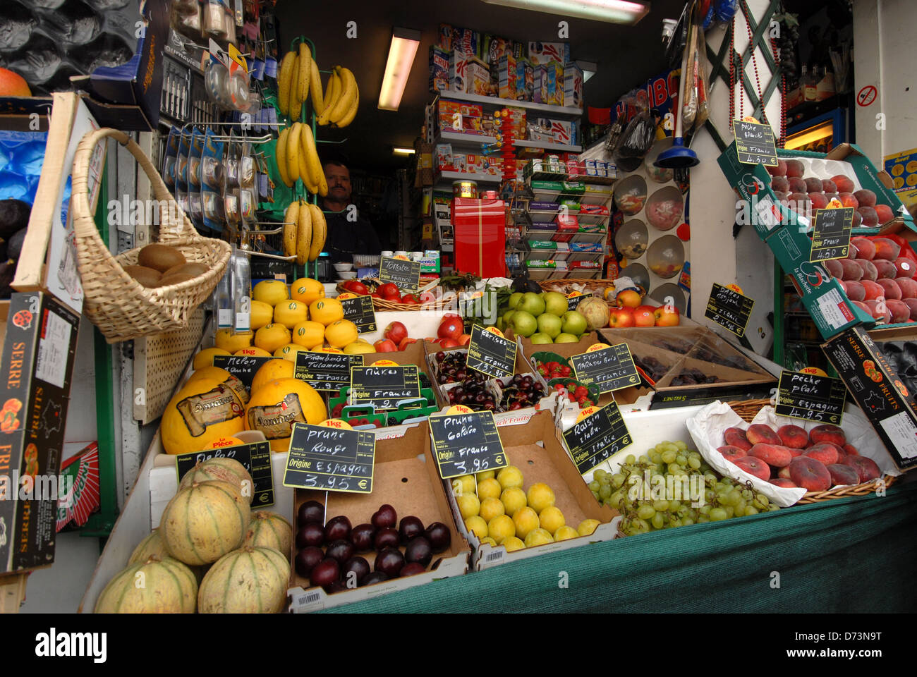 Una frutta fresca visualizzato nella parte anteriore di una drogheria a Parigi Francia. Foto Stock