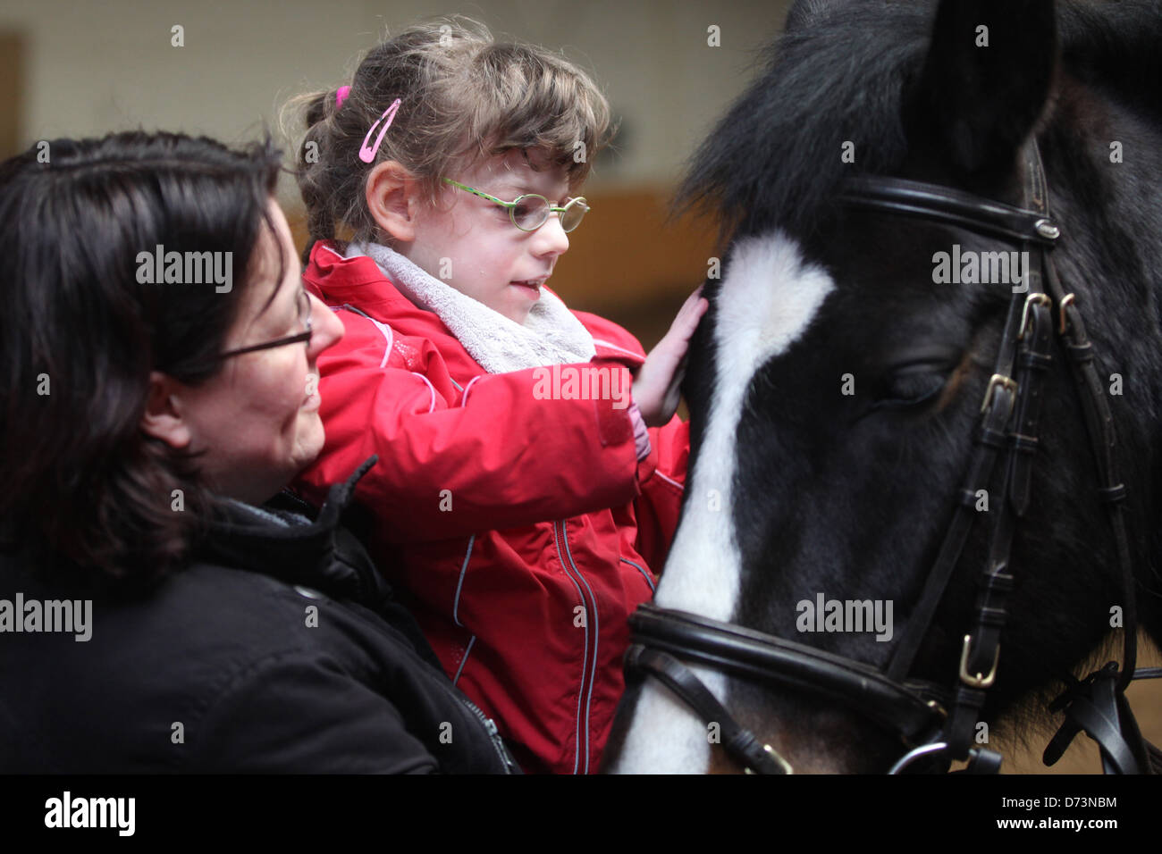 Hassmoor, Germania, ippoterapia con bambini disabili Foto Stock