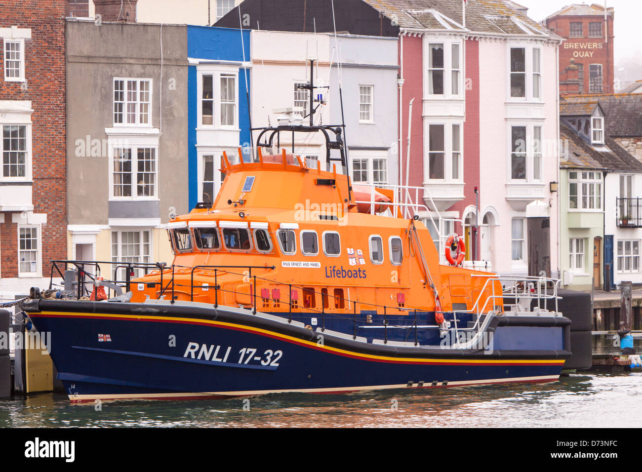 Scialuppa di salvataggio RNLI ormeggiata in porto Weymough, Dorset, England, Regno Unito Foto Stock
