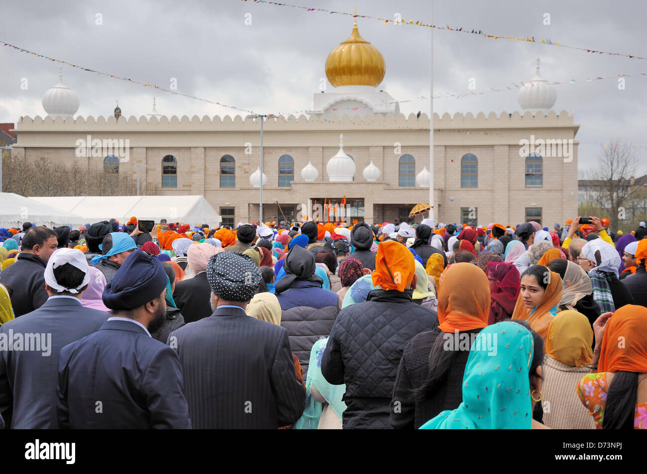 Domenica 28 aprile 2013, Glasgow Scozia, Regno Unito. La comunità Sikh di Glasgow festeggia con una processione alla nuova Glasgow Gurdwara in Albert Drive dalla vecchia sede di Nithsdale Road. L'incontro ha detto preghiere prima che la processione si dirigesse. La gente del posto ha anche apprezzato l'evento colorato che si è fatto strada verso il nuovo tempio. Foto Stock