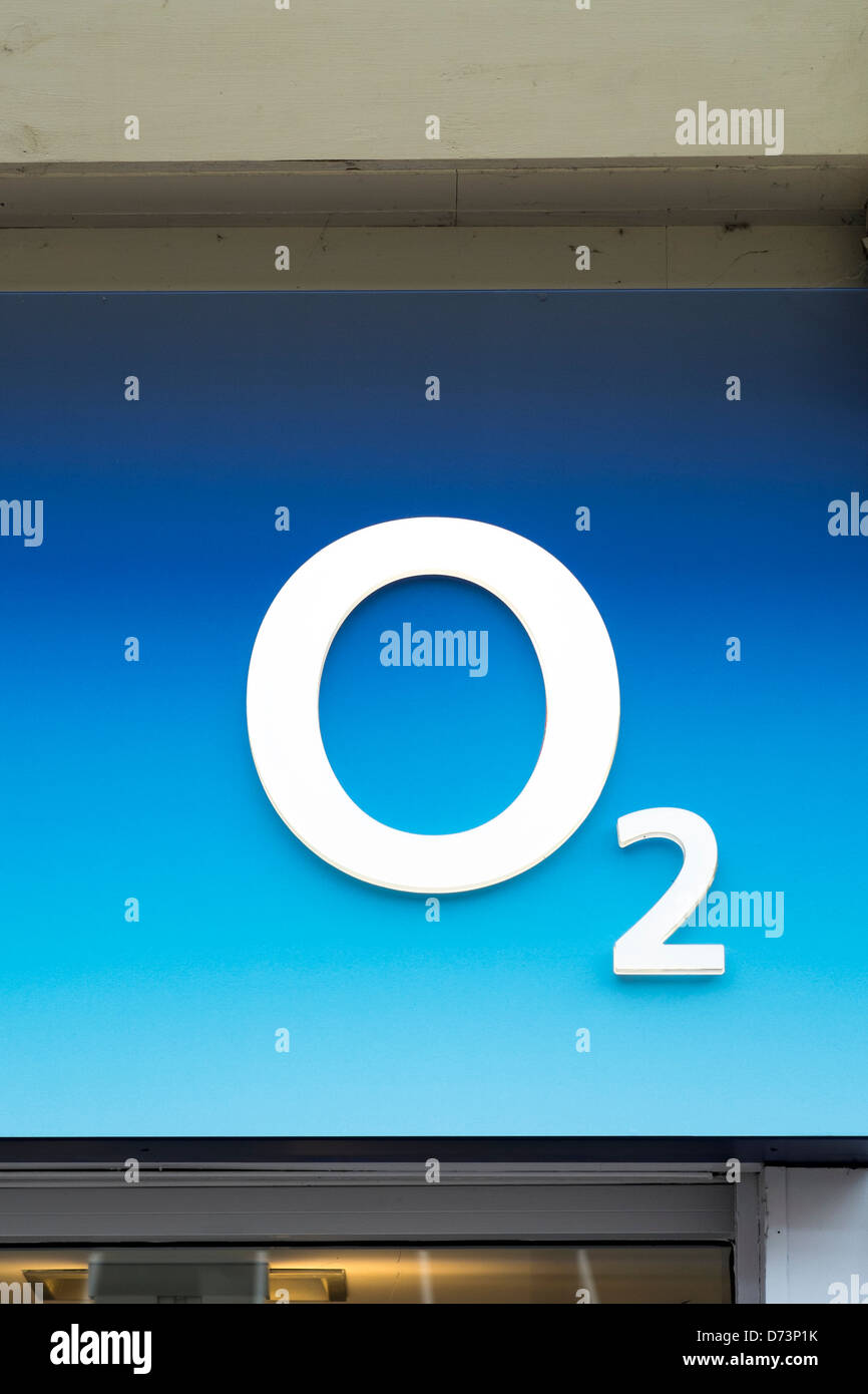 O2 mobile phone sopra il logo shop NEL REGNO UNITO Foto Stock