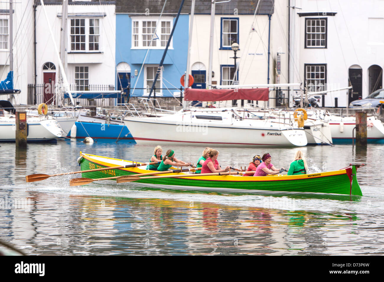 Onorevoli canottaggio nel porto Weymough, Dorset, England, Regno Unito Foto Stock