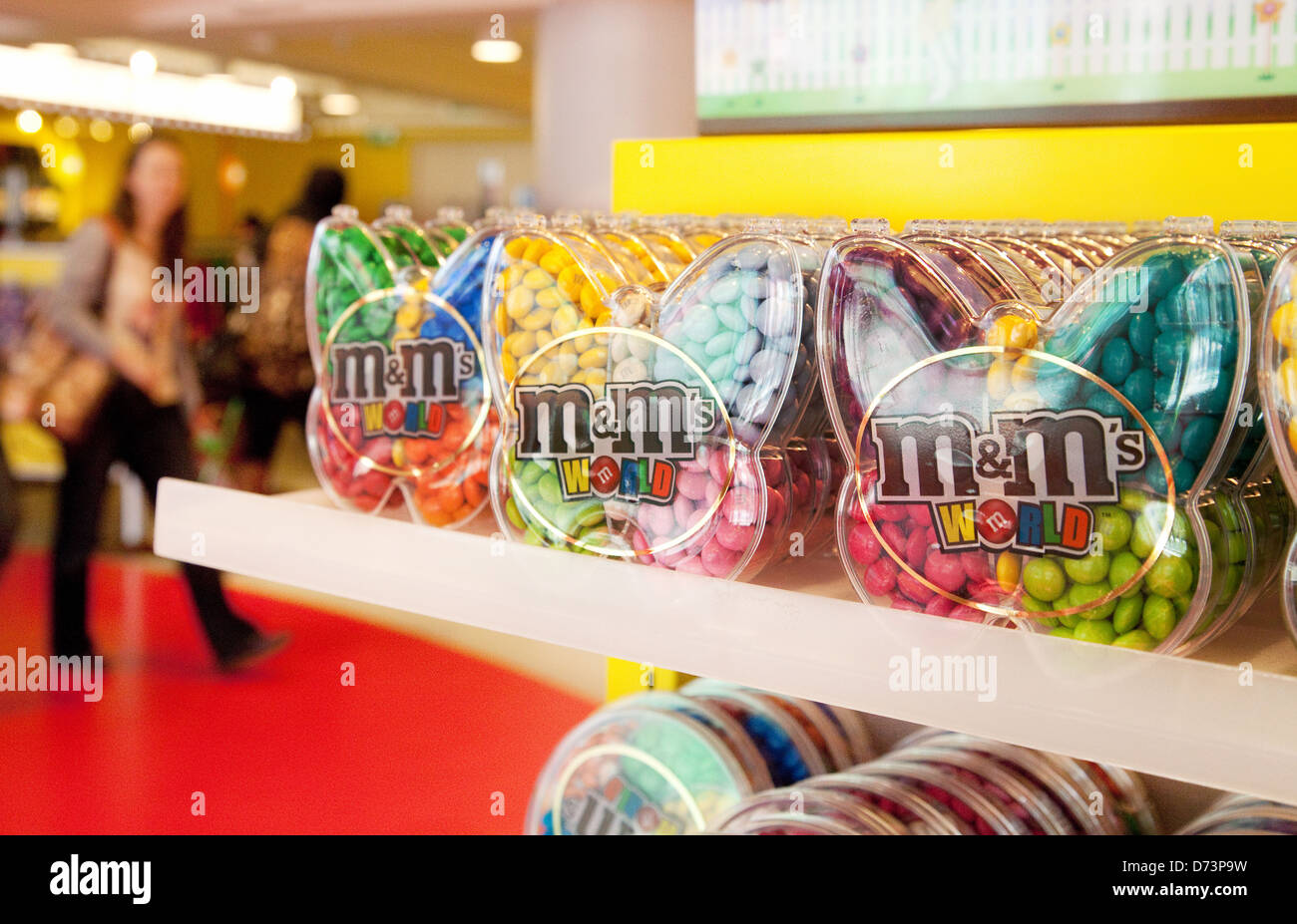 Scatole di M&M's dolci di pasticceria M&M's World, Leicester Square London REGNO UNITO Foto Stock