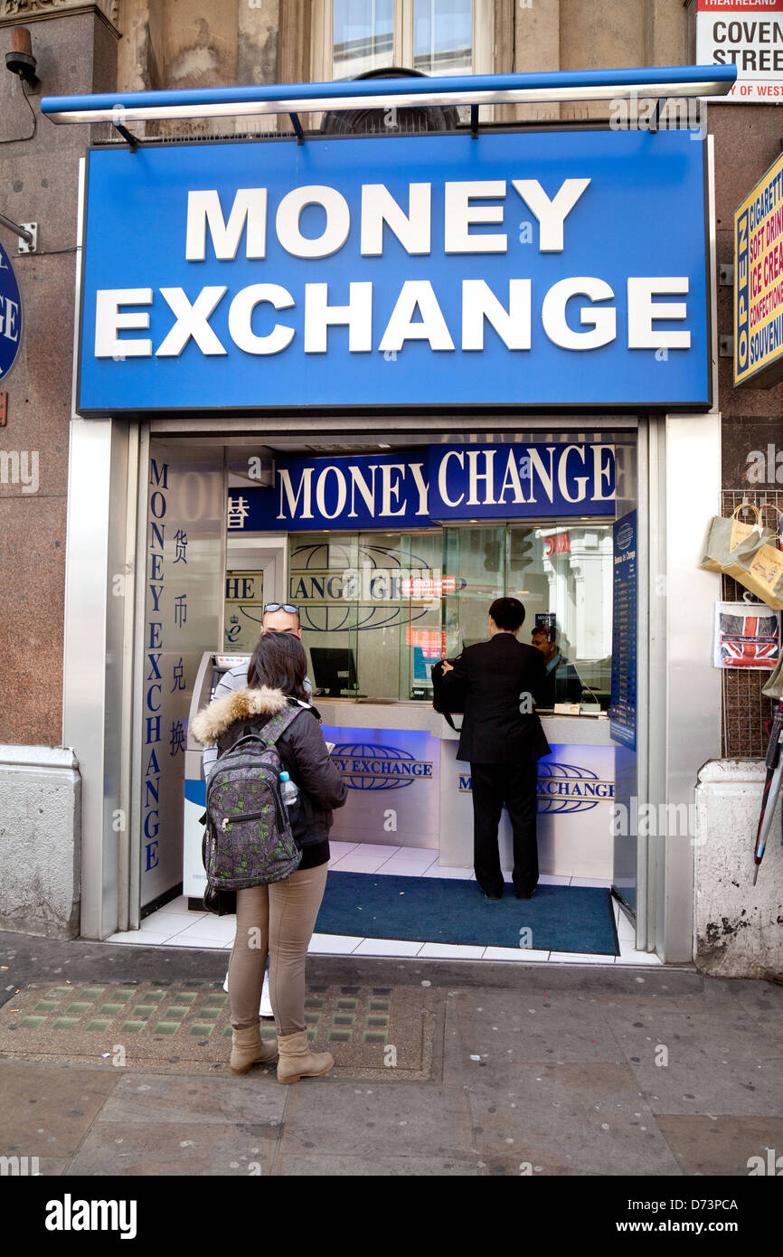 Le persone a un scambio di denaro bureau de change shop, per valuta estera, Piccadilly circus London REGNO UNITO Foto Stock
