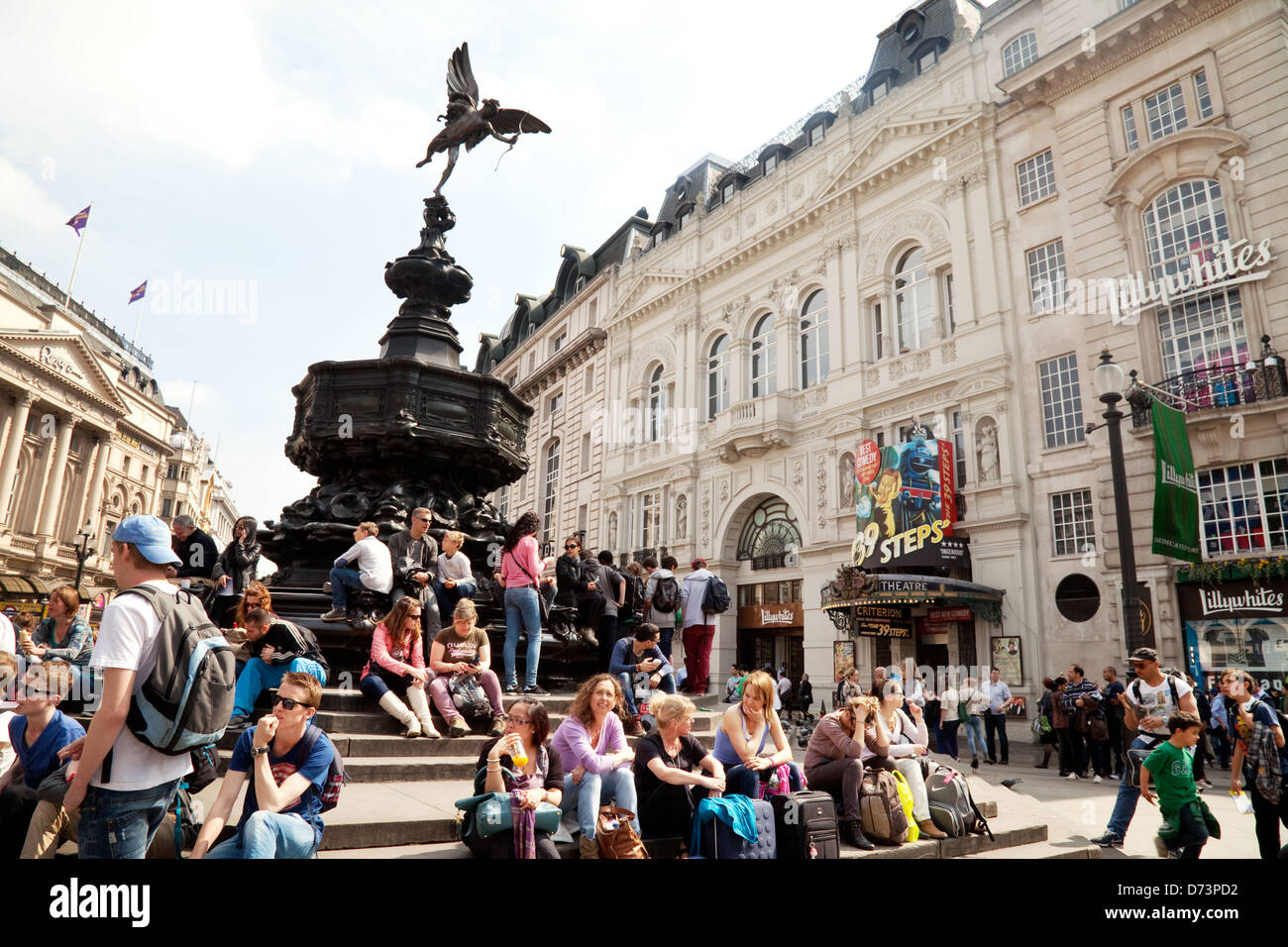 Una folla di persone intorno alla statua di Eros, Piccadilly Circus, Central London W1, Regno Unito Foto Stock
